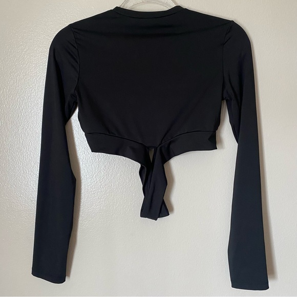 Black Long Sleeve Sport Cut Out Strappy Top in Médium - Picture 11 of 11